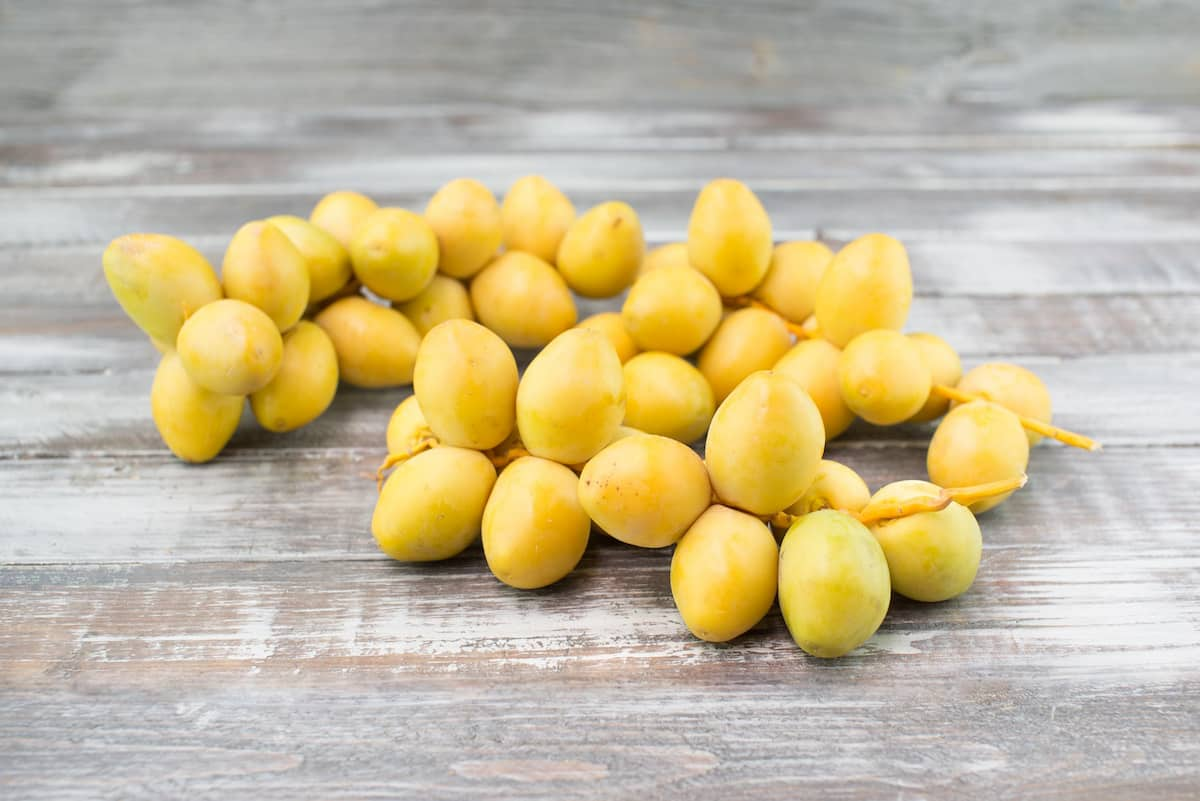  Buy the best types of hviyellow barhi dates at a cheap price 