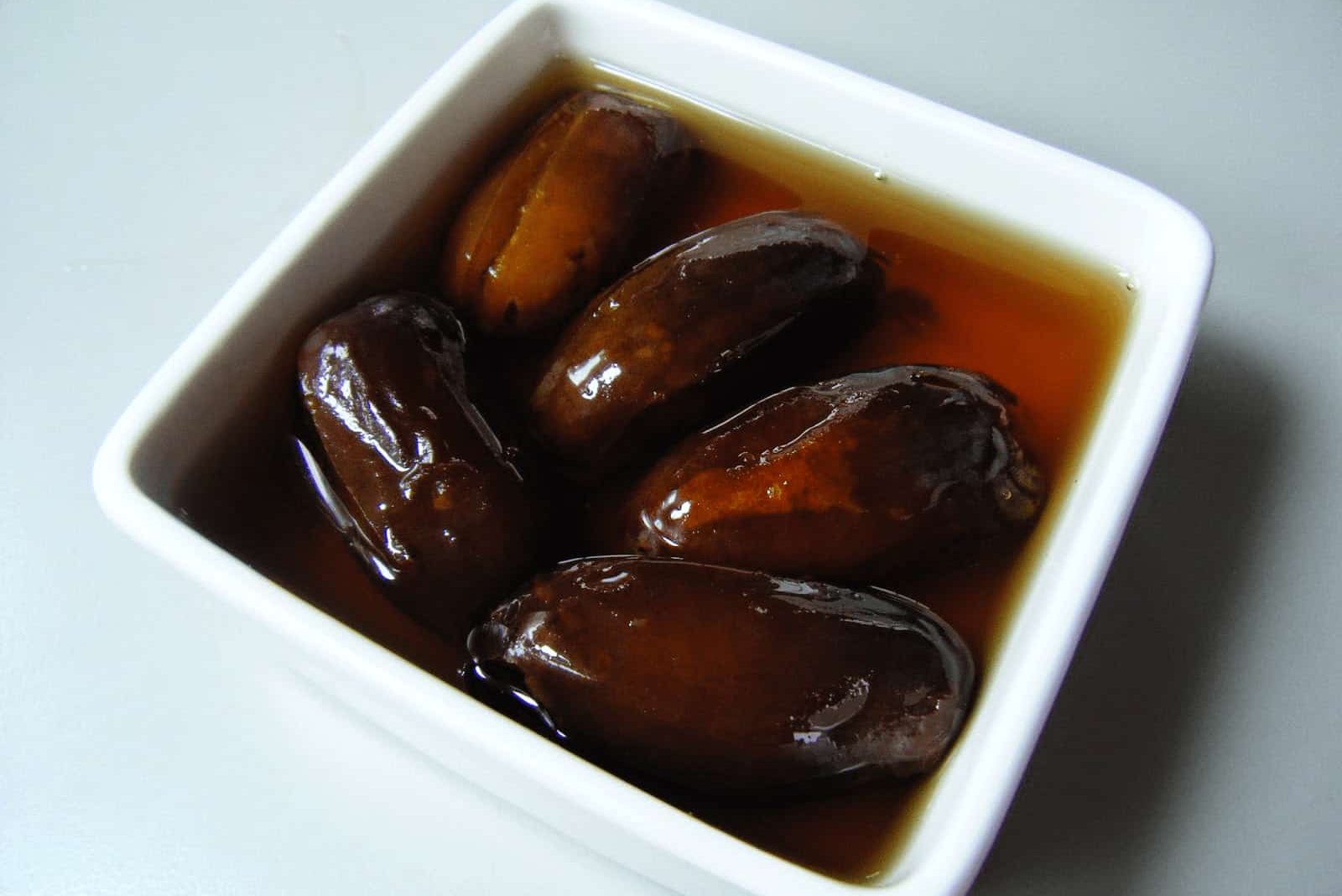  Benefits of Dried Dates Soaked in Water 