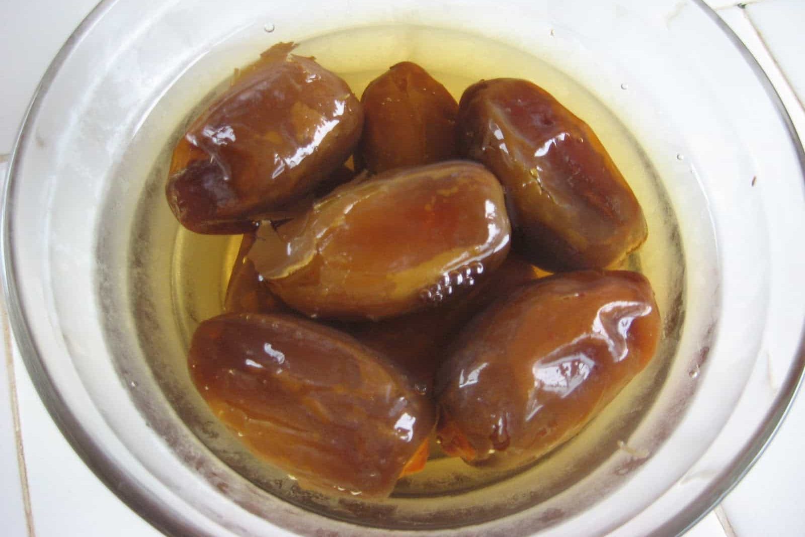  Benefits of Dried Dates Soaked in Water 